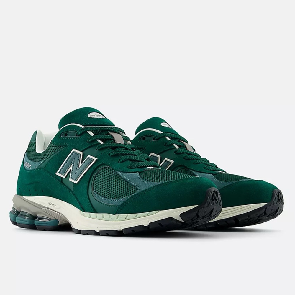 New Balance Green 2002R Sneakers